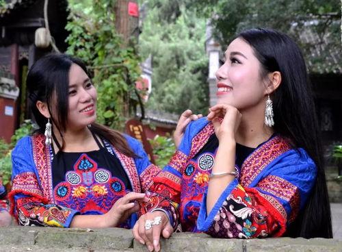 苗族小姐姐吃瓜,苗族小姐姐的夏日吃瓜时光