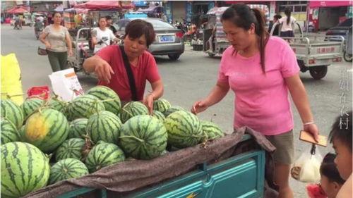 苗族小姐姐吃瓜,苗族小姐姐的夏日吃瓜时光