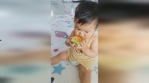 吃瓜周岁照外景,周岁宝宝吃瓜周岁照外景大揭秘