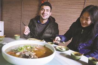 悠闲听戏吃瓜,悠闲听戏，悠然吃瓜