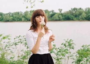 坐地上吃瓜拍照姿势,镜头下的悠闲时光