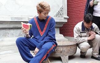 坐地上吃瓜拍照姿势,镜头下的悠闲时光