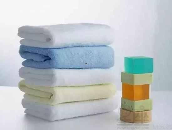 盘着毛巾吃瓜的博主,博主创意吃瓜方式走红网络