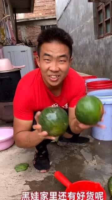 彝族精神小伙吃瓜,吃瓜也能吃出风采