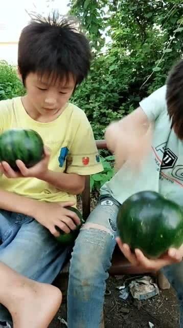 彝族精神小伙吃瓜,吃瓜也能吃出风采