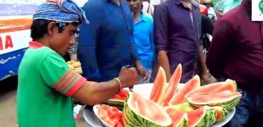 彝族精神小伙吃瓜,吃瓜也能吃出风采