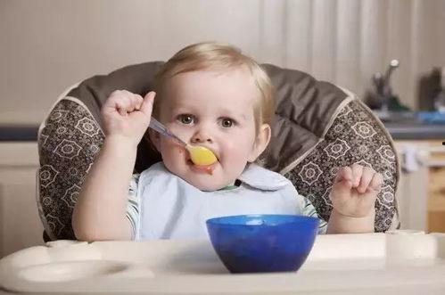 小孩吃瓜撩爸爸,小孩吃瓜撩爸爸的温馨瞬间