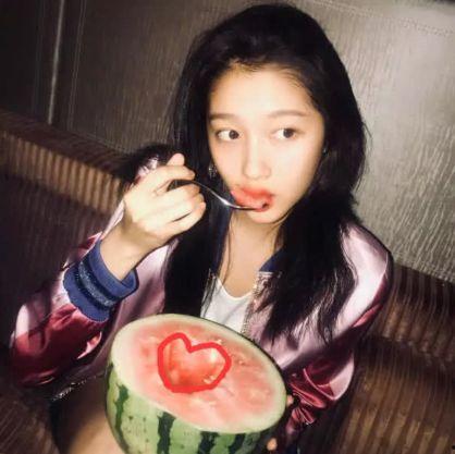 刘琳琳半夜吃瓜,吃瓜群众纷纷围观