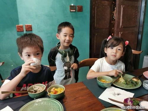 女子在家中吃瓜,女子家中惬意享受夏日美食时光