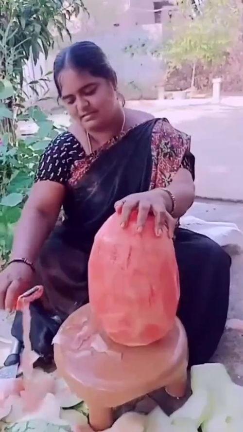 女子在家中吃瓜,女子家中惬意享受夏日美食时光