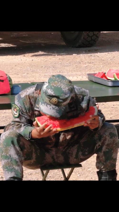 云南兵哥哥吃瓜,云南兵哥哥的夏日“吃瓜”趣事