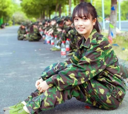 吃瓜军训女孩白色吊带,军训女孩白色吊带下的青春风采