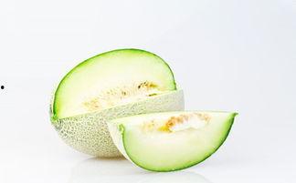 女生在吃哈密瓜,女生品尝哈密瓜的悠闲时光