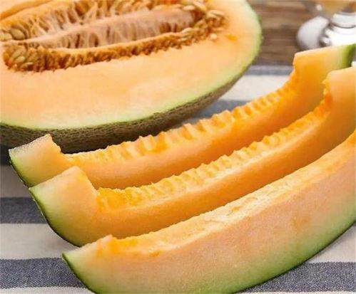 女生在吃哈密瓜,女生品尝哈密瓜的悠闲时光