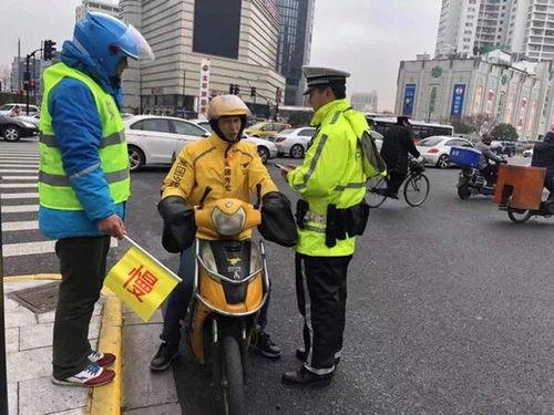 骑手小哥吃瓜图片